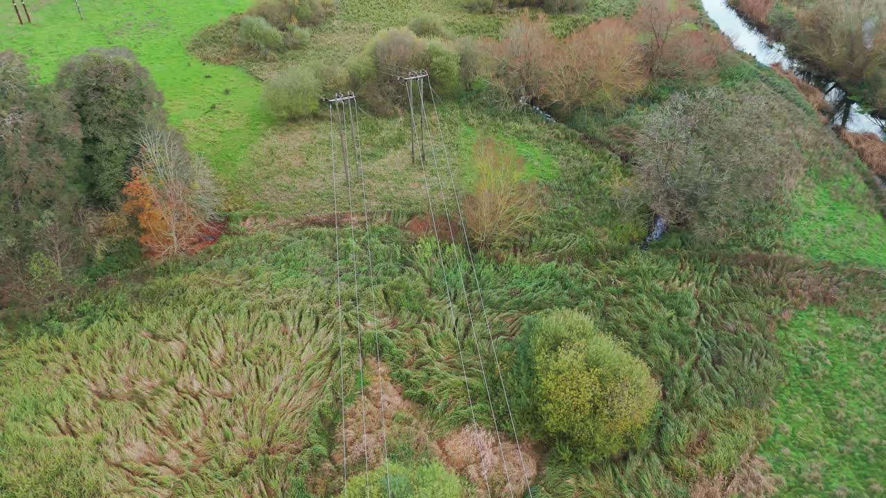 전력 라인 과 강 을 가진 시골 풍경 의 공중 사진