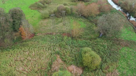 vista aérea del paisaje rural con líneas eléctricas y río