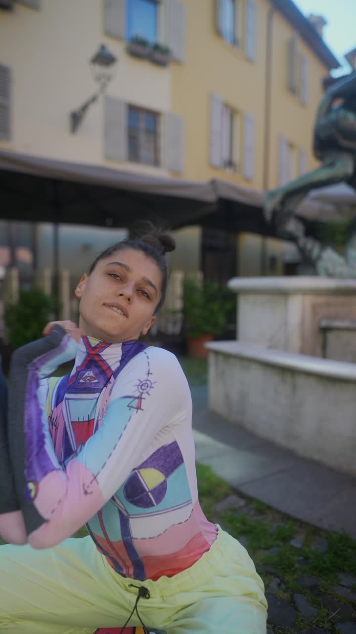 mujer elegante posando en ropa de colores en un entorno de la ciudad