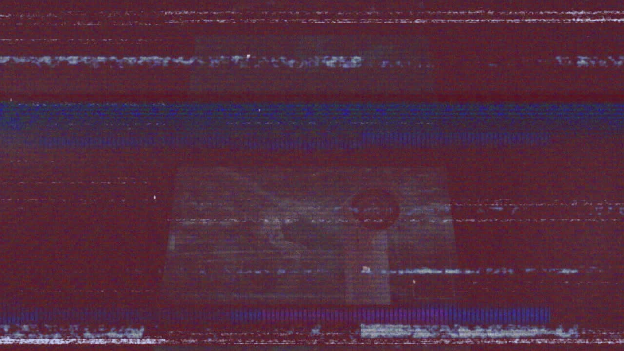 레드 배경에 글리치와 함께 화면에 디지털 인터페이스 레코딩의 애니메이션