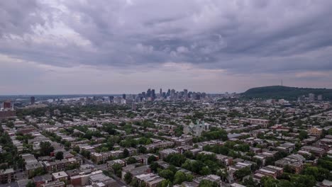 Paisaje-Urbano-Nublado-Con-Una-Vista-Lejana-De-Los-Rascacielos-Del-Centro,-Frente-A-Un-Cielo-Cambiante,-Desde-Un-Dron