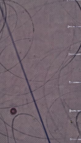 imágenes aéreas de un estacionamiento vacío