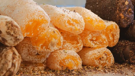 delicias turcas frescas con albaricoques y chocolate salpicado con papas fritas de coco. ramadán. dulces orientales en el mercado de especias de estambul. tiroteo de muñecas. primer plano