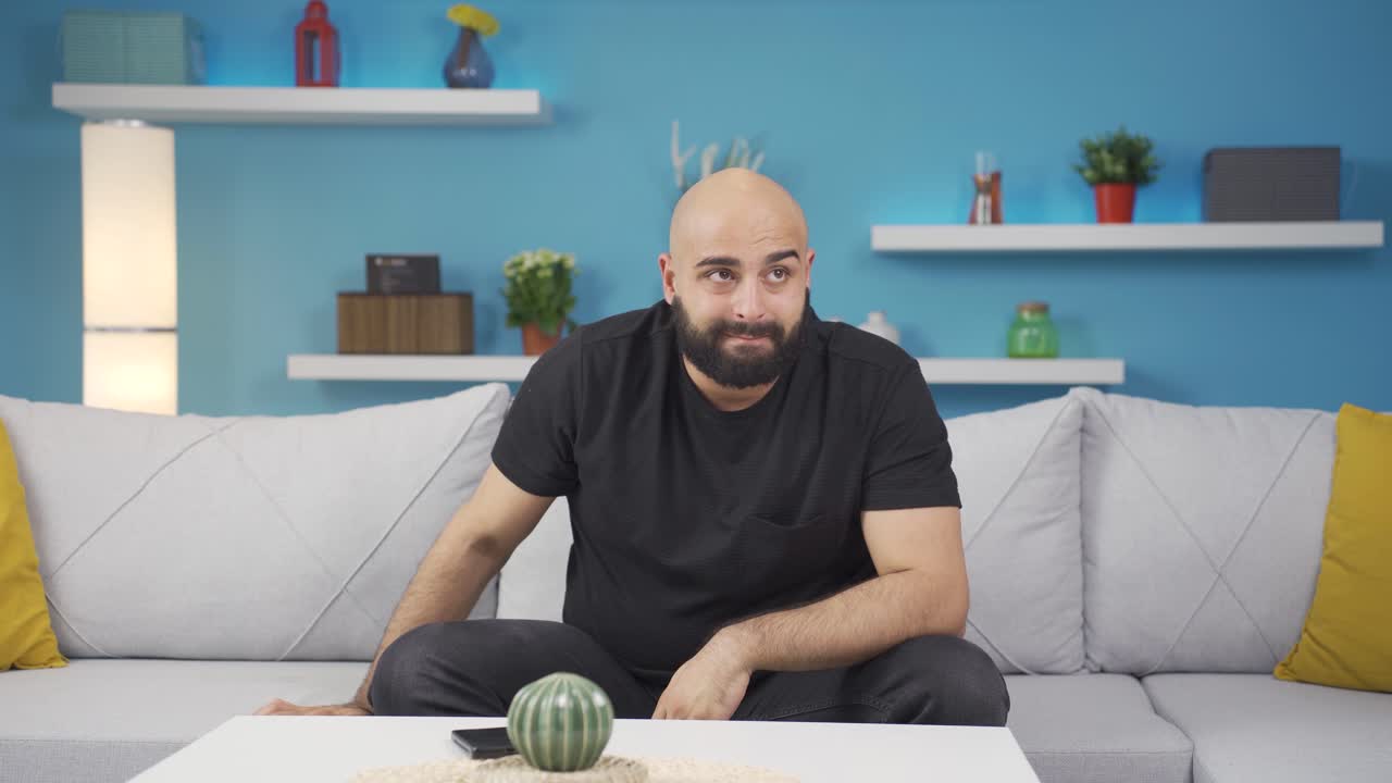 el hombre atribulado es considerado, no es rico.