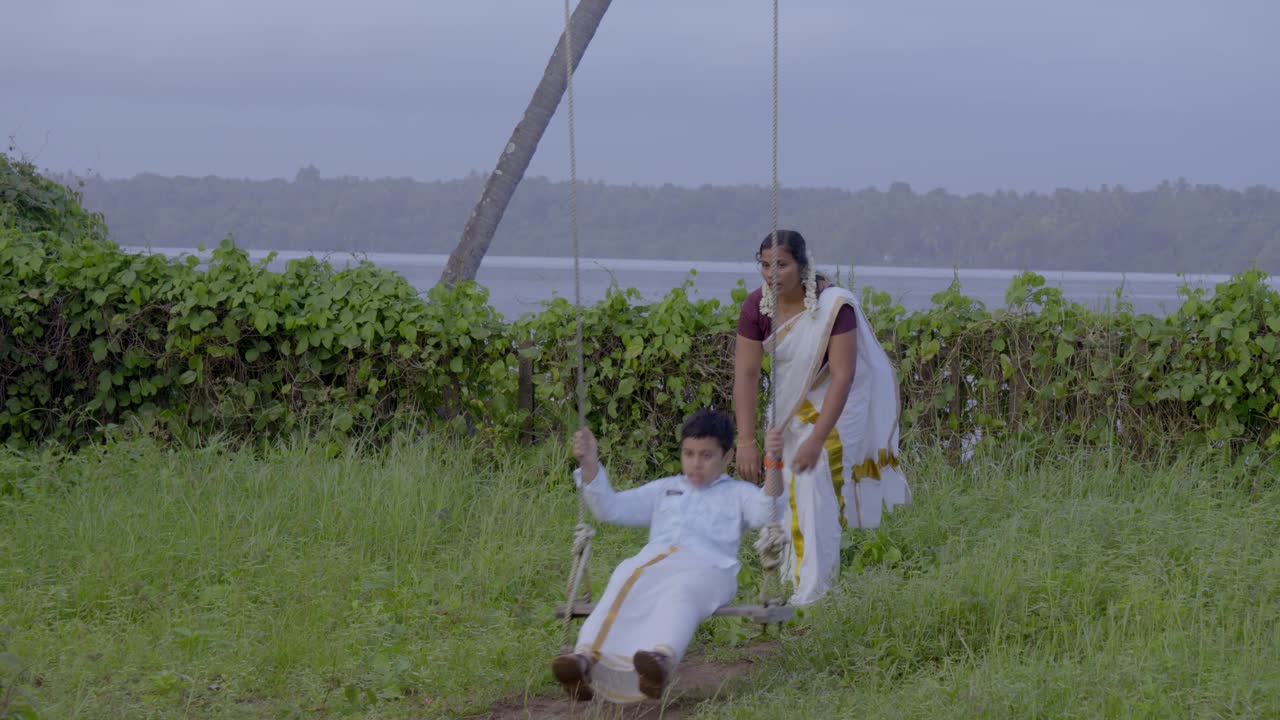 onam swing tradicional en kerala llamado oonjal attam es entretenimiento familiar tradicional durante la celebración de onam