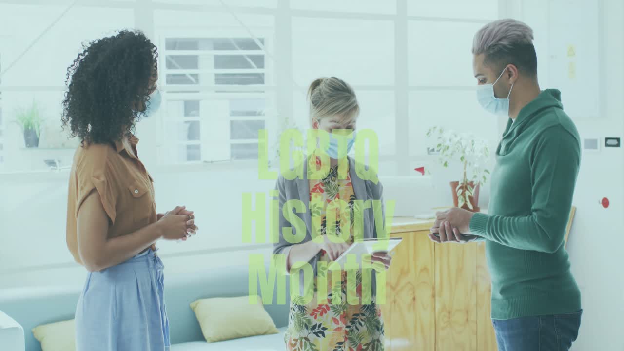 다양한 사무실 동료들이 사무실에서 함께 토론하는 lgbtq 역사 달 문서