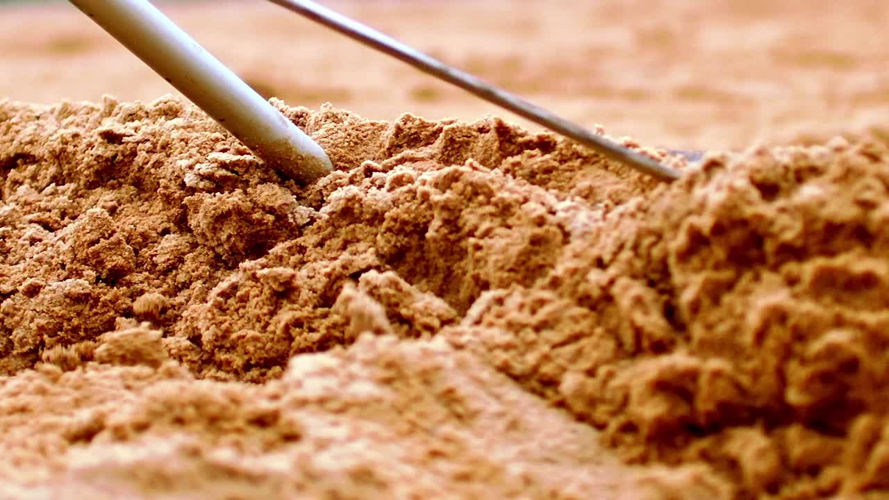 다음 해변 테니스 대회, 슬로모를 위해 준비되고 있는 부드러운 모래