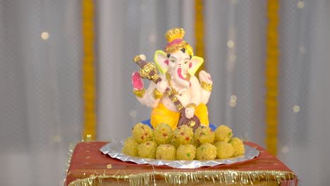 ladoo dulce frente a lord ganesh