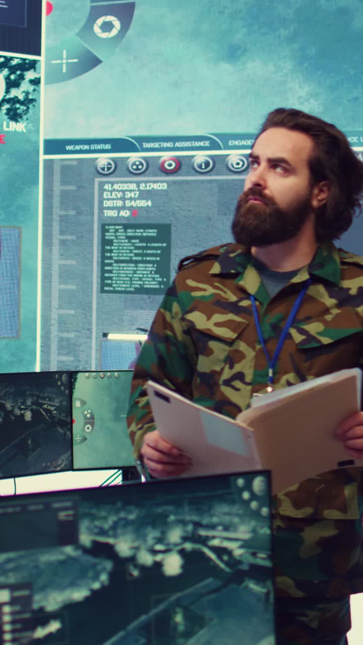 Militærofficer analyserer data i højteknologisk kontrolrum