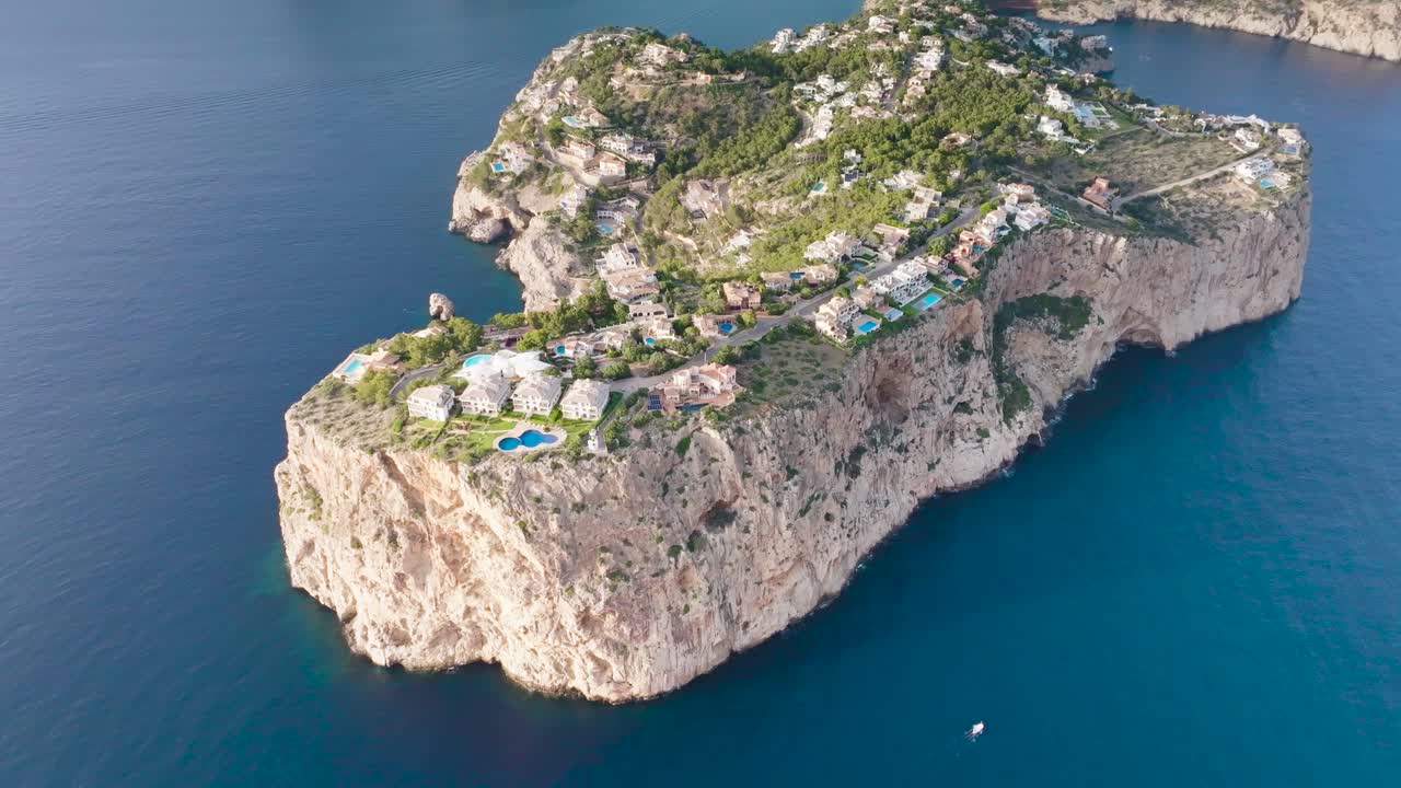 vista aérea panorámica de la propiedad de la villa en el acantilado de mirador de la mola, mallorca