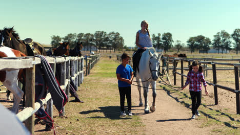 niños montando un caballo en el rancho 4k