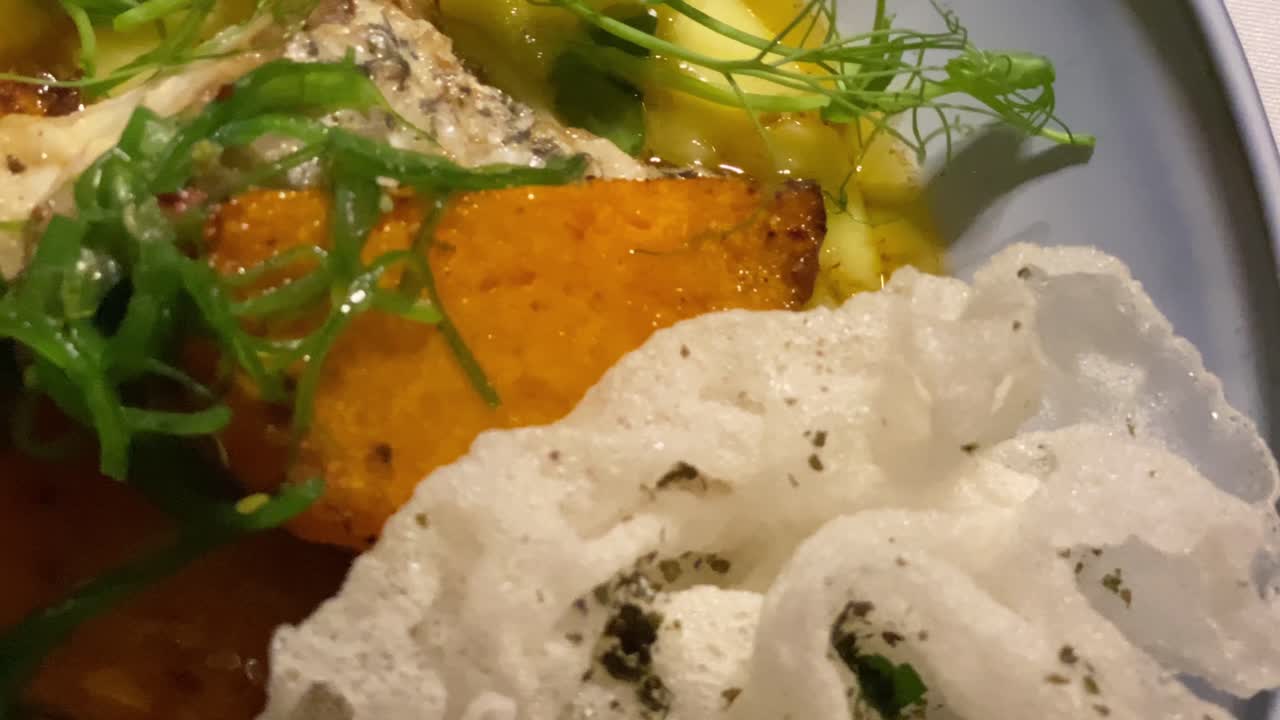 lubina con salsa verde y anacardos