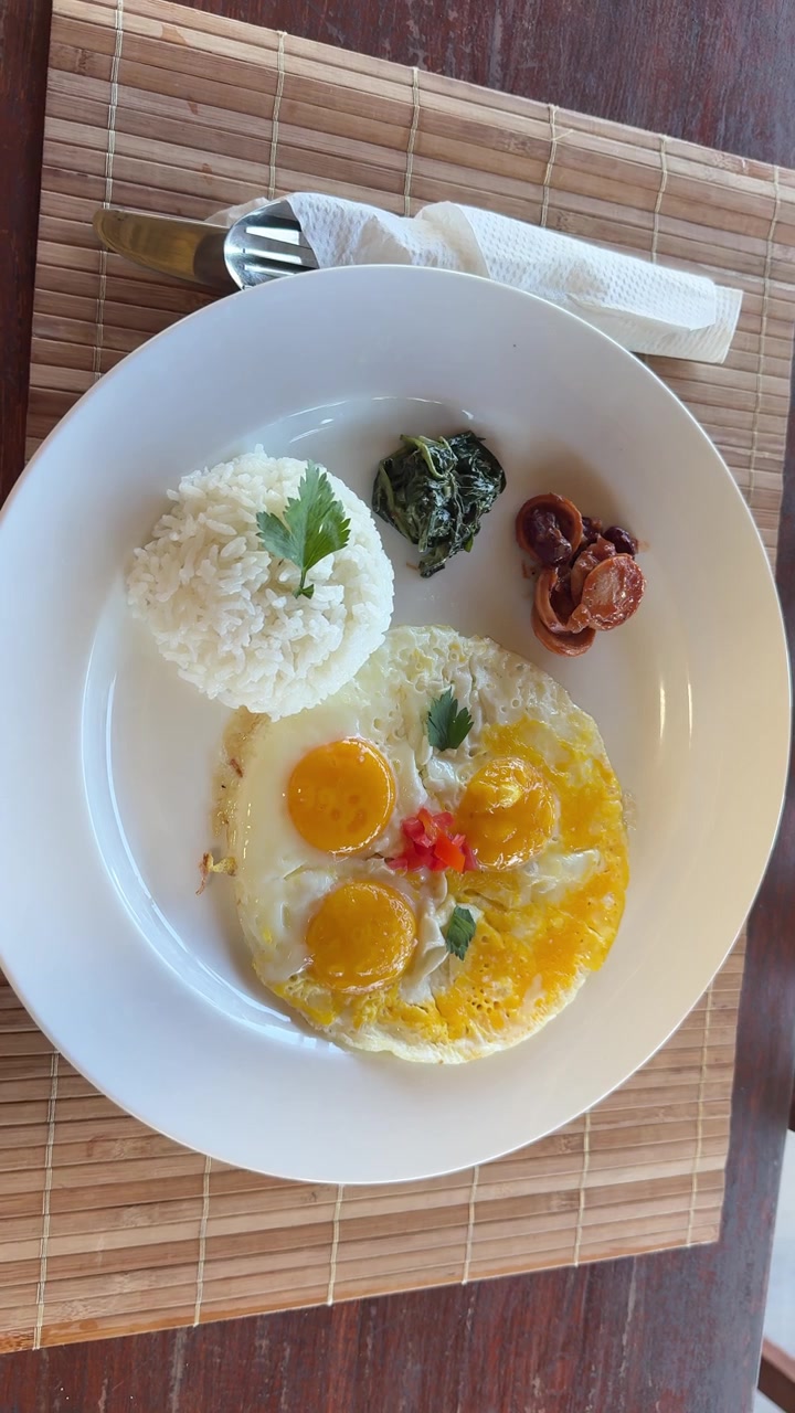 Piring Sarapan Lezat dengan Telur Goreng, Nasi, dan Lauk Pauk