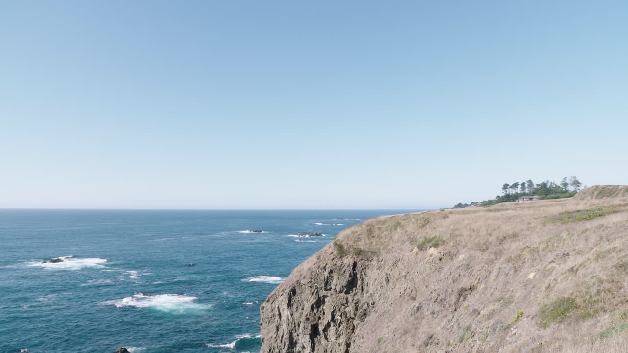 북부 캘리포니아 해안, 배경에 태평양이 부히고