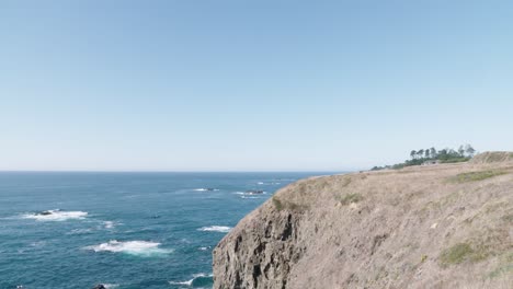 Coast-of-Northern-California,-Pacific-Ocean-crashing-in-background