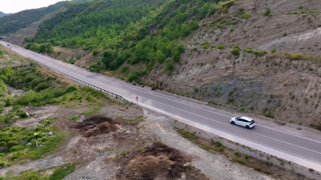 자동차와 함께 산길