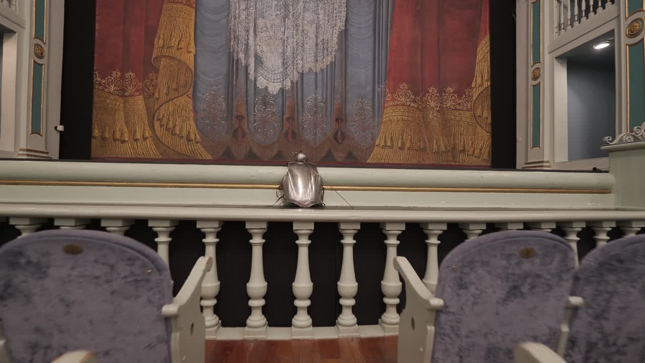 산 로렌소 데 엘 에스코리알, 마드리드, 스페인의 빈 오래된 극장 카를로스 3세에서 꾸준히 앞으로 나아가고 있습니다.