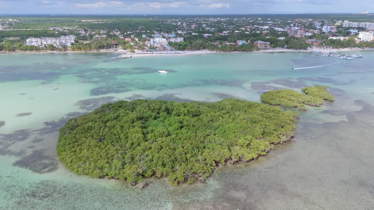 드론 촬영은 열대 섬, 크루즈 제트 스키, 보카 치카 모래 해변과 산토 도밍고 시를 배경으로 보여줍니다.