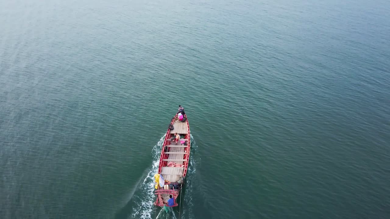 barco en el agua