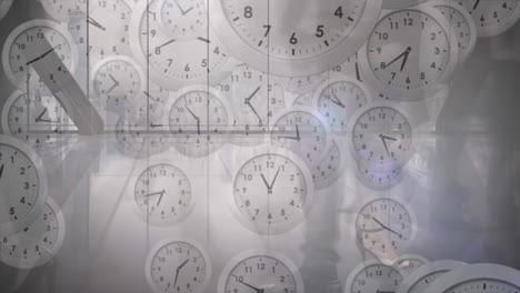 animación de múltiples relojes de tic-tac que caen contra el lapso de tiempo de los hombres de negocios caminando en la oficina.