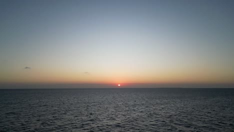 Puesta-De-Sol-Del-Océano-índico-En-La-Playa-De-Kusini-Al-Este-De-La-Isla-De-Zanzíbar,-Tanzania-áfrica,-Toma-Aérea-De-Pedestal-Ascendente