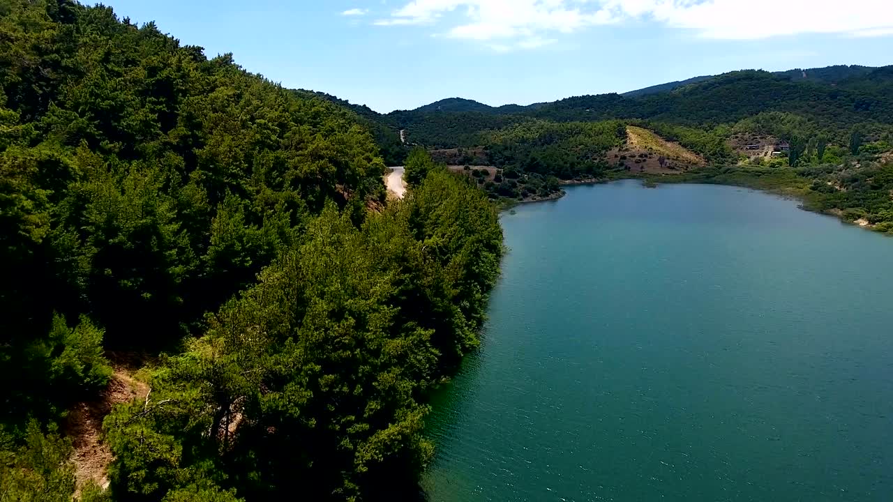 vista aérea. volando sobre el hermoso lago y bosque. día soleado. toma de cámara aérea. panorama del paisaje.
