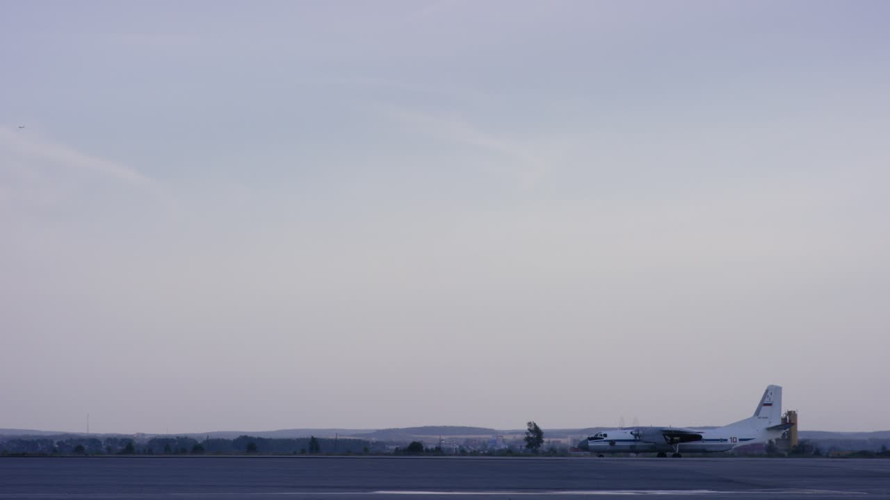 공항 활주로에 있는 비행기