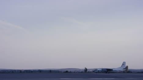 avión en la pista de aterrizaje del aeropuerto