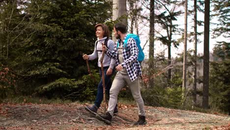 Padre-E-Hijo-Sonrientes-Con-Mochila-Caminando-Por-El-Bosque/bielsko-Biala/polonia