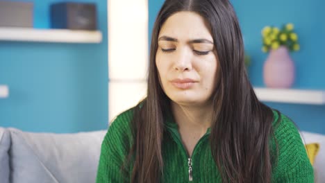 Mujer-Joven-Infeliz-Y-Triste-Llorando-En-Casa.