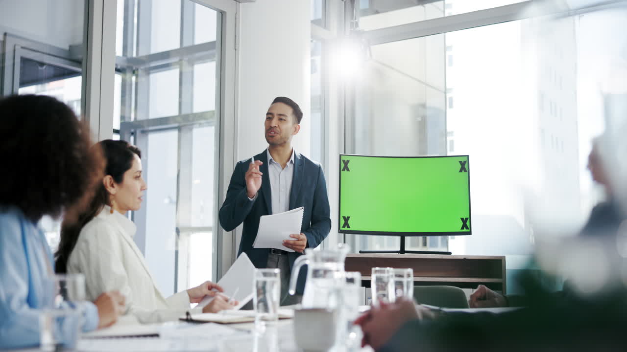 reunión de negocios con presentación en pantalla verde