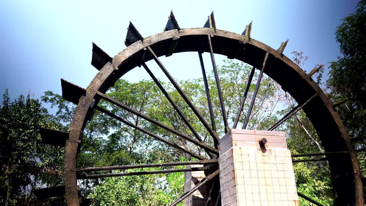 turbina de agua de madera vieja para el tratamiento de aguas residuales