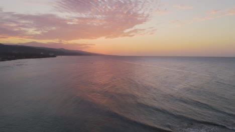un atardecer sereno sobre las olas tranquilas del océano
