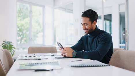 Hombre-De-Negocios,-Teléfono-Y-Escribiendo-En-La-Oficina