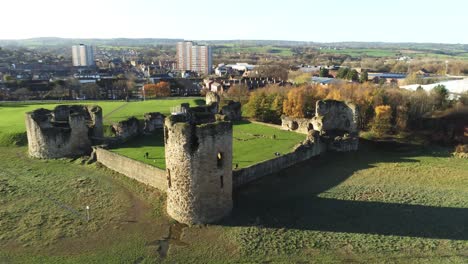 Antiguo-Castillo-De-Pedernal-Herencia-Medieval-Militar-Galés-Ruinas-Vista-Aérea-Punto-De-Referencia-Lento-Aumento-Inclinar-Hacia-Abajo-Izquierda