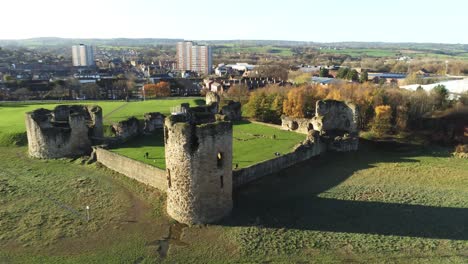 antiguo castillo de pedernal herencia medieval militar galés ruinas vista aérea punto de referencia lento aumento inclinar hacia abajo izquierda