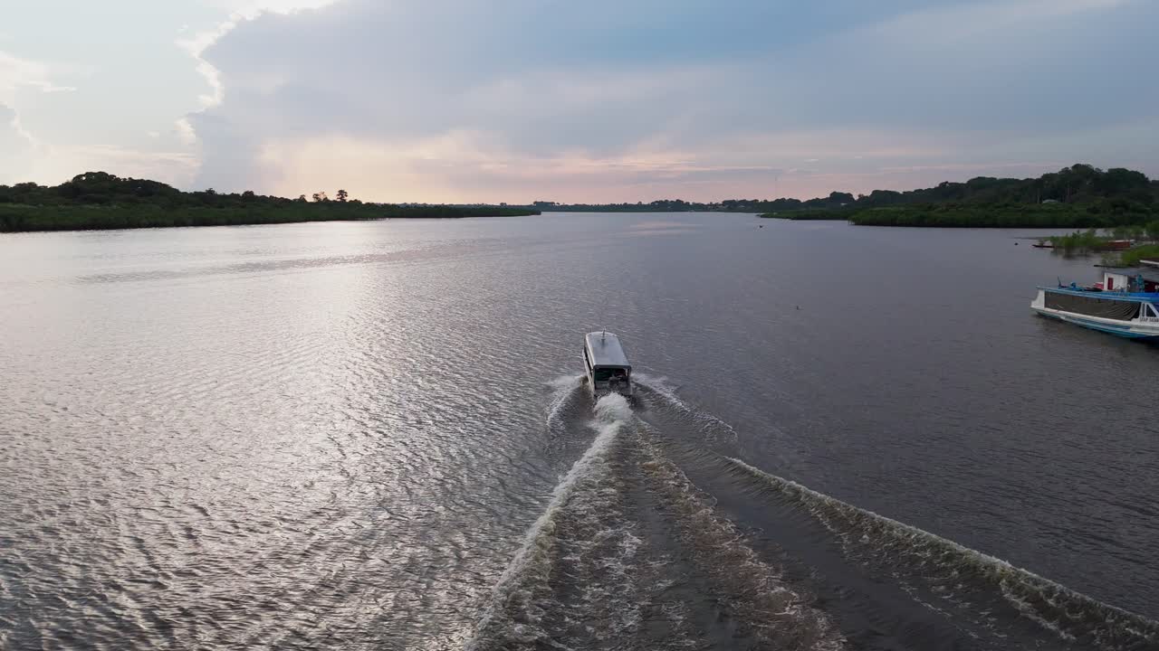 Avventure in barca, escursioni con moto d'acqua, tramonti idilliaci sull'Amazzonia