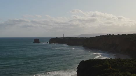 Costa-Aérea-De-4k-Del-Sur-De-Australia-Con-Faro---Camión-De-Drones-De-Izquierda-A-Derecha