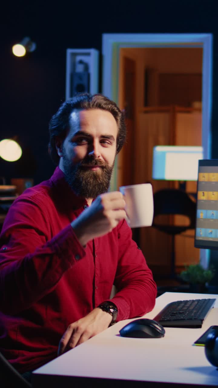 Video verticale verticale di una content specialist sorridente che lavora in una società di graphic design