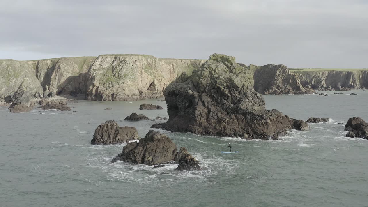 грузовая авиация отслеживает паддлбордиста в океанском хаосе у скал ягуар