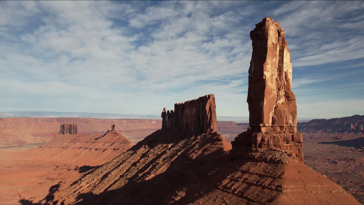 Vista aerea della formazione rocciosa Castleton Tower nella Castle Valley, Utah, USA, ripresa cinematografica con drone