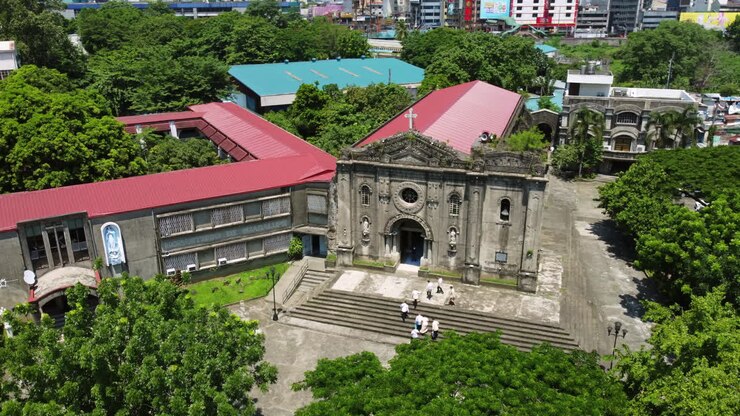 Cảnh quay trên không những người đàn ông đang đi lên Nhà thờ Giáo xứ Nuestra Senora ở Makati