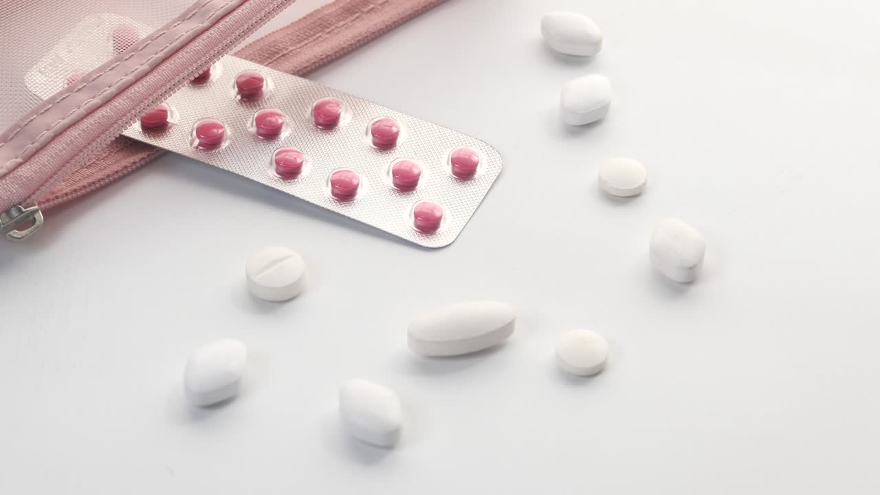 medicamento en una bolsa de cosméticos