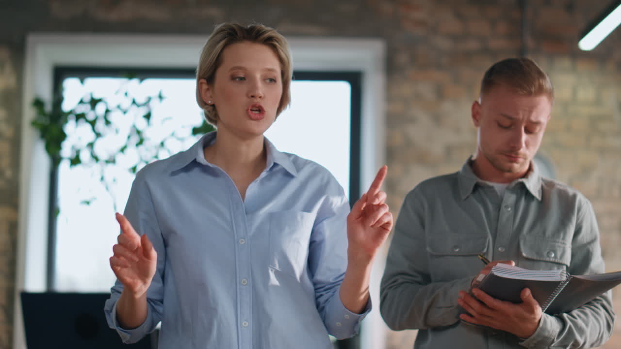 기업 팀이 업무 결과를 분석하고 이사회에 앉아 문제에 대해 논의하고 있습니다.