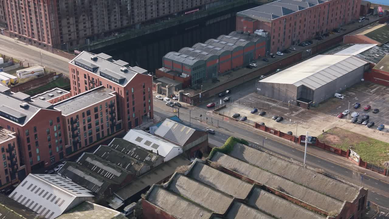 Luftfoto av Everton Stadium og nærliggende britisk arkitektur, på en solrik dag.