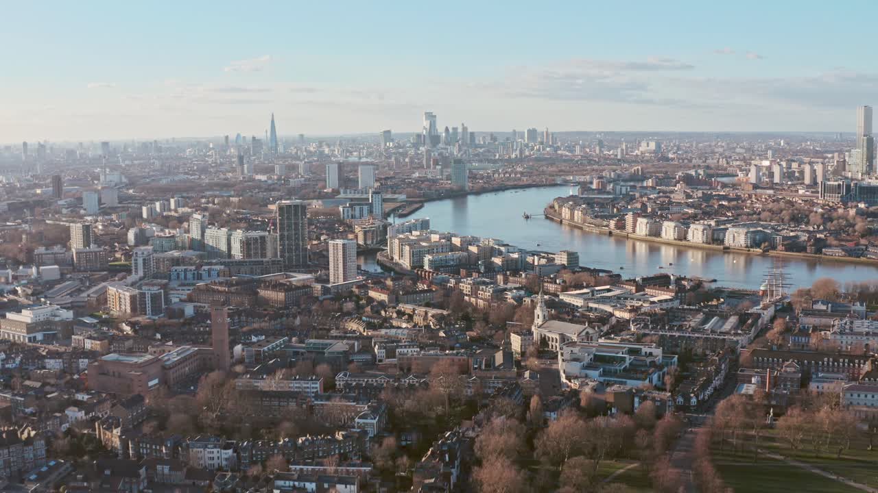 해질녘 그리니치에서 중앙 런던 스카이라인을 향해 드론 샷