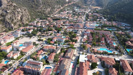 primer plano de vuelo de drones sobre un pequeño pueblo costero enclavado en las montañas del mediterráneo de turquía