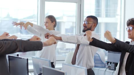 hombres de negocios haciendo gimnasia en el lugar de trabajo