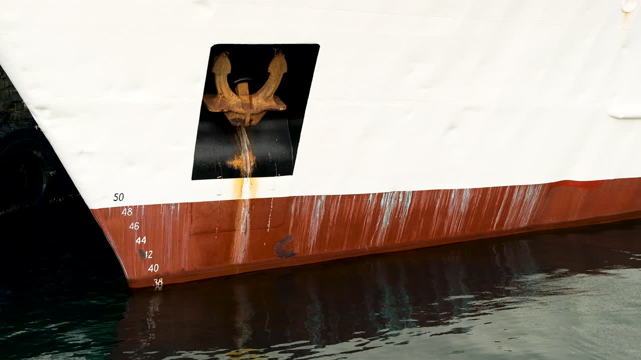 항구에 깊이 숫자와 앵커가 있는 어선 선체의 클로즈업 샷