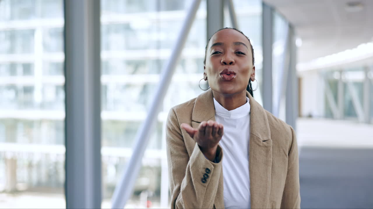 soplar un beso, negocios y cara de mujer negra